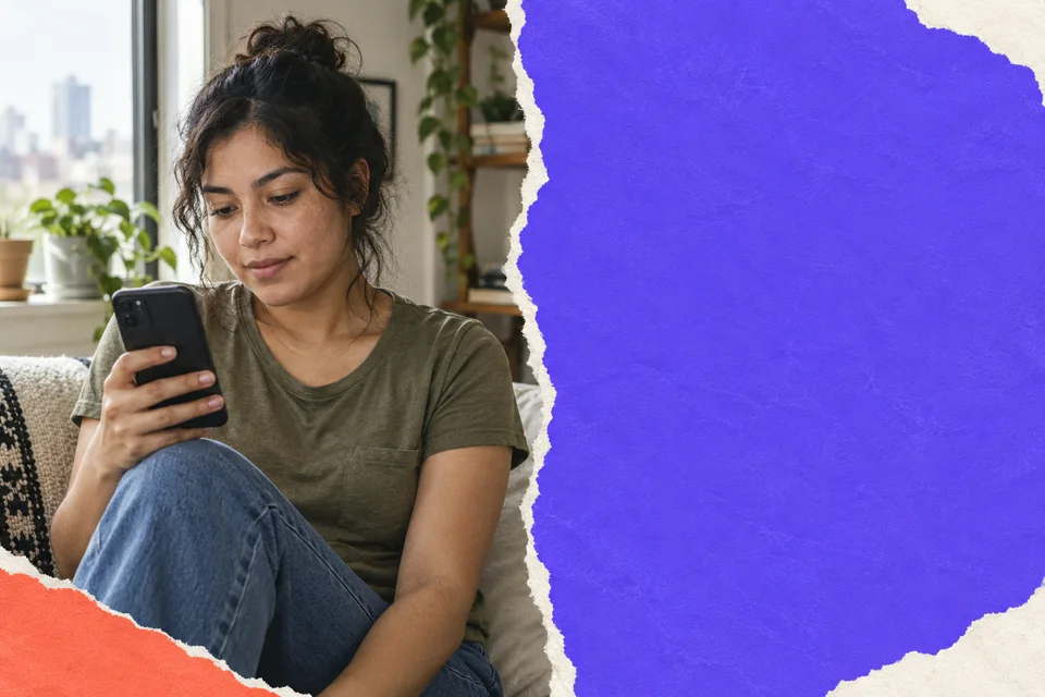 Una joven elige desde su teléfono, junto a la demostración de reserva de Bokari.
